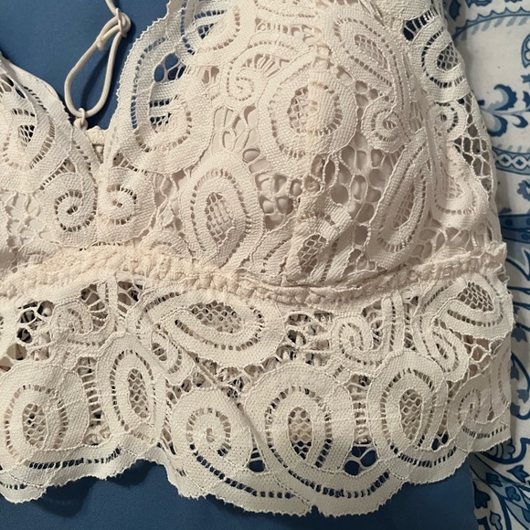 Size large Victoria’s lace bralette. E7c - Picture 4 of 5